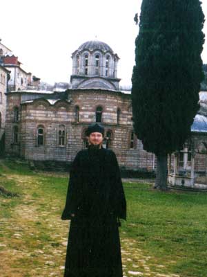 На фоне главного соборного храма Сербского монастыря Хилендаръ