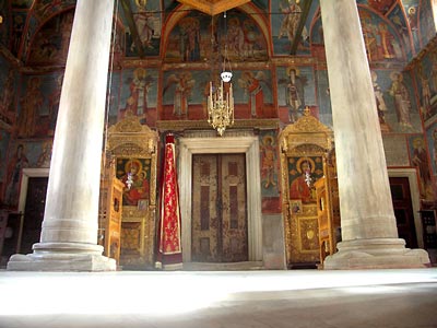 Притвор главного собора в монастыре Хиландаръ (рака в которой покоились мощи прп. Симеона доступна из храма за дверями)
